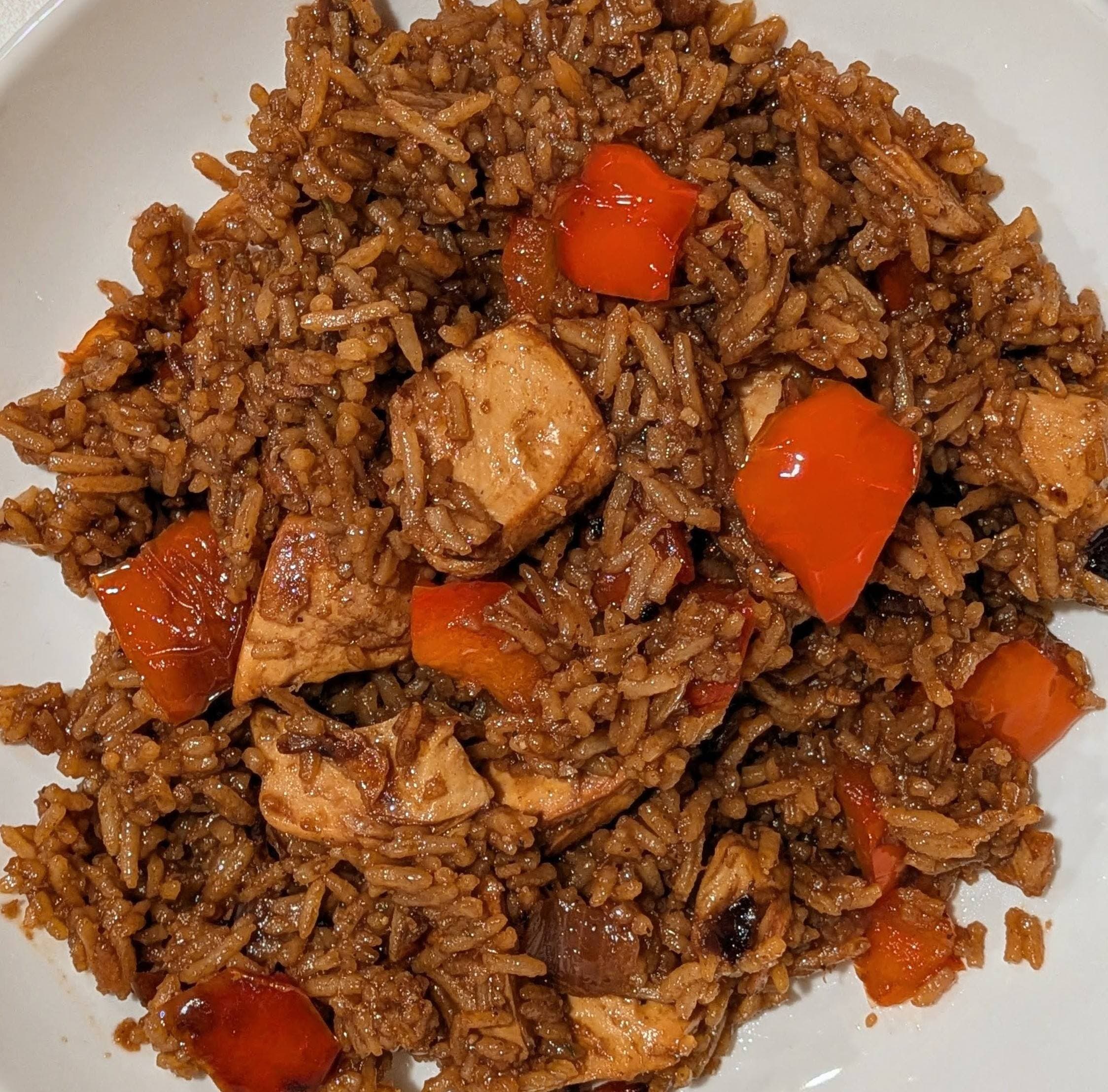 Easy vegan fried rice loaded with crispy vegan chicken strips, stir-fried red bell pepper and onion, made from day-old rice tossed in savory soy sauce.