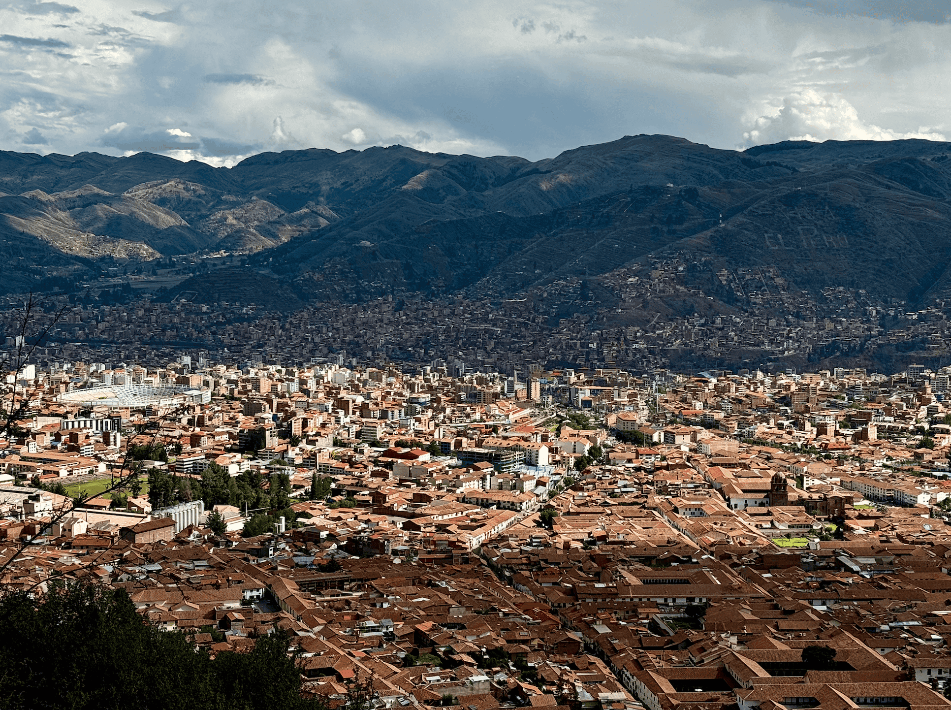 Vegan guide to Cusco, Peru: Neapolitan pizza, plant-based Peruvian dishes, unique fruit drinks, pisco sours, and high-altitude dining tips.